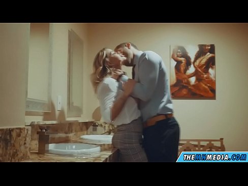 ❤️ Wakati blonde mwenye busty anakutongoza kwenye choo cha umma kwetu ❌❤